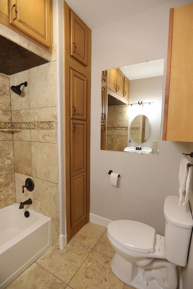 Building Photo - Newly renovated 2 bed 1 bath