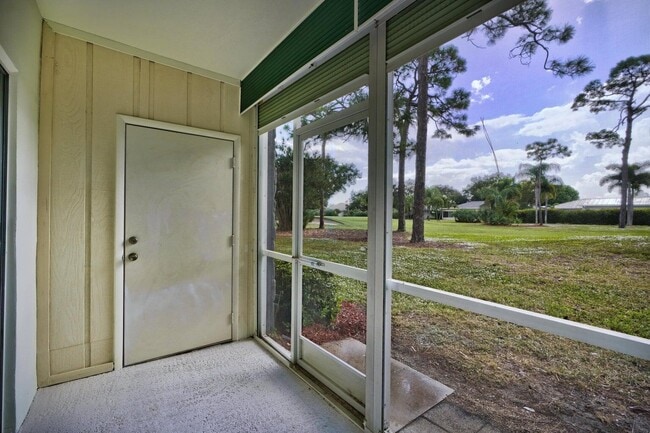 Building Photo - 18081 SE Country Club Dr