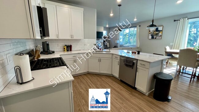 Building Photo - Step into the luxurious comfort of your dream home!