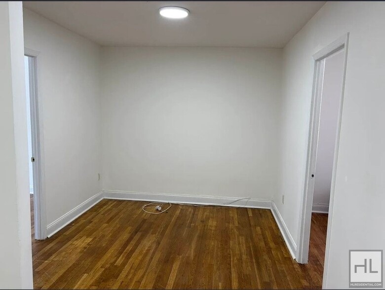 Building Photo - 32 STREET