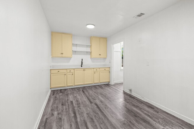 Building Photo - Charming 3 Bedroom, 1.5 Bathroom house