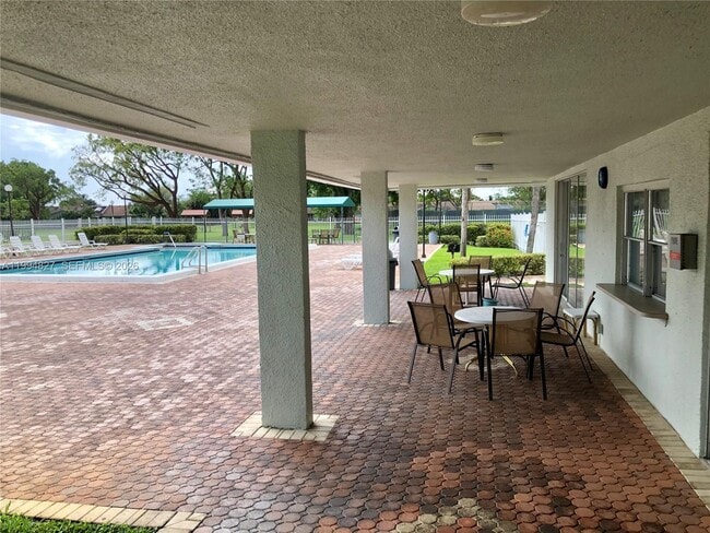 Building Photo - 5530 N Lakewood Cir