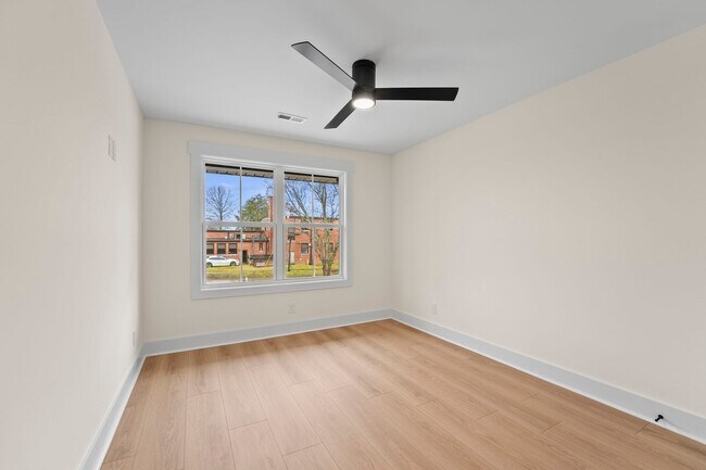 Building Photo - LUXURY Townhome in Winchester....
