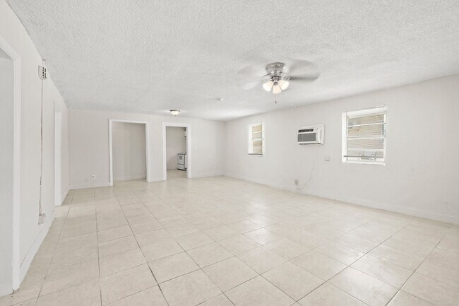 Building Photo - 1125 W 28th St