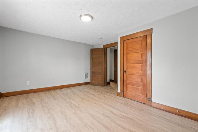 Building Photo - Large 4 Bedroom Home