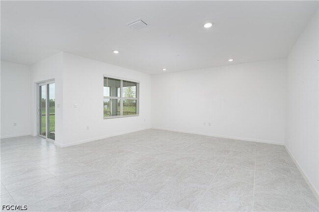 Building Photo - 42380 Cascade Dr