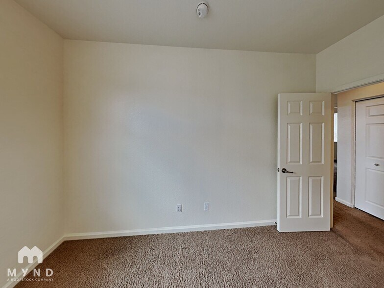 Building Photo - 1088 Crown View Dr