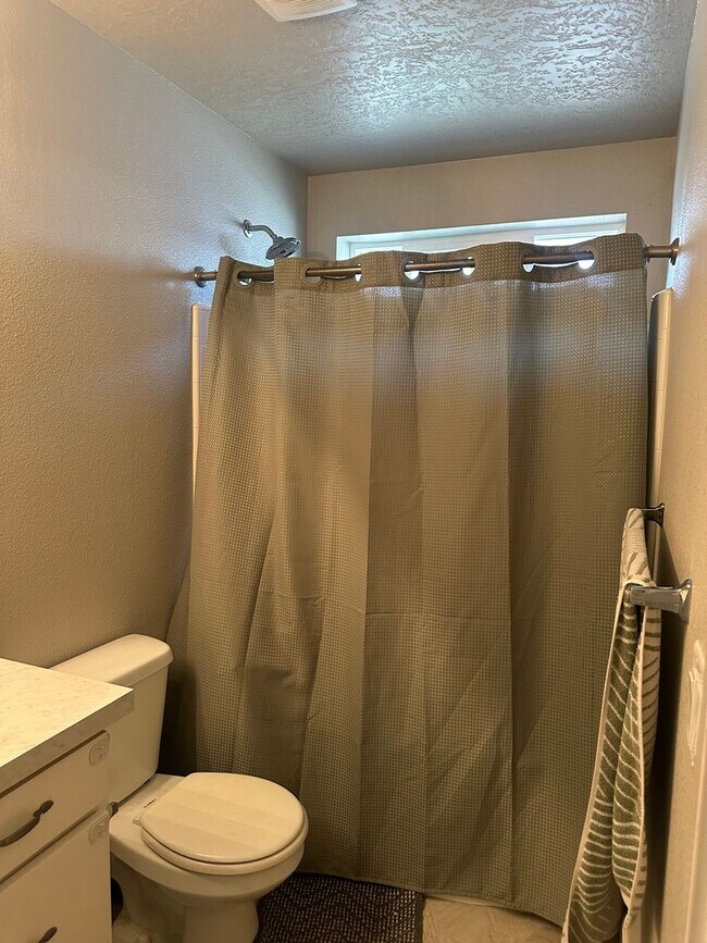 Building Photo - Beautiful 3 bedroom 2 bathroom in a wonder...