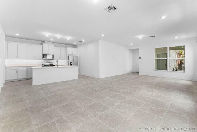 Building Photo - 888 SW Newfield Ave