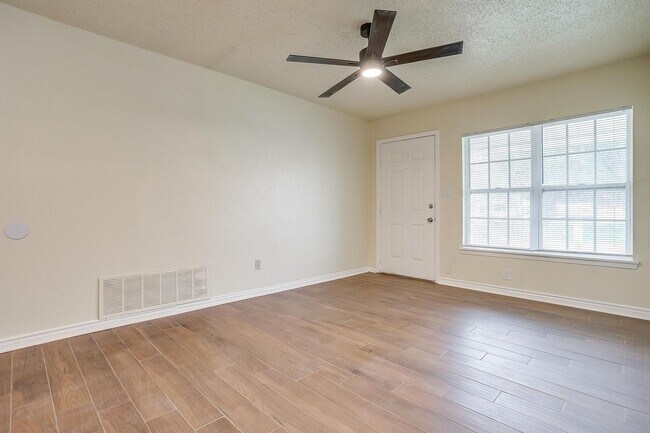 Building Photo - 3537 Half Moon Dr