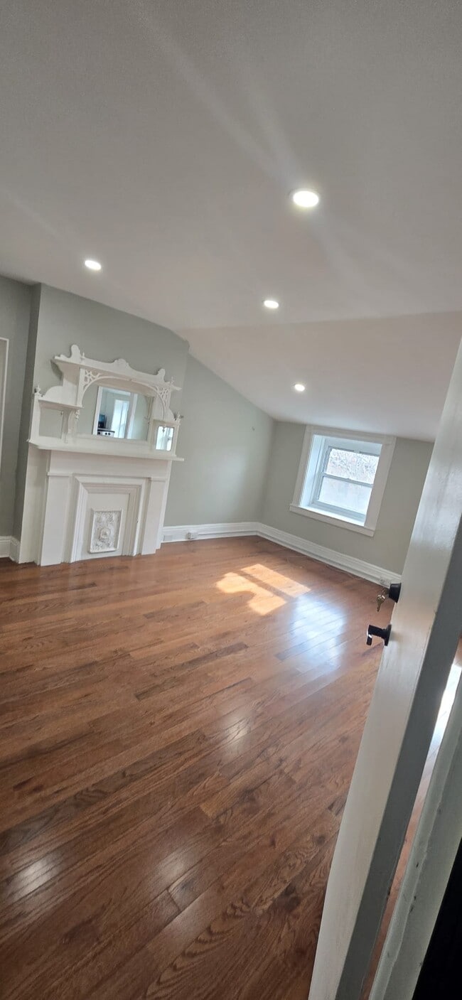 Building Photo - 589 Madison St