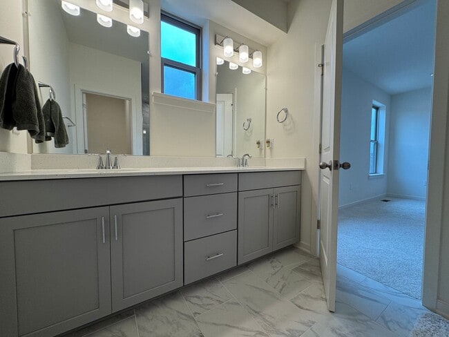 Building Photo - Stylish 3 Bed 2.5 Bath Interior Townhome I...