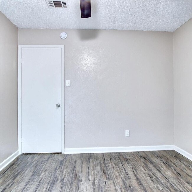Building Photo - 3901 Royal Crest Dr