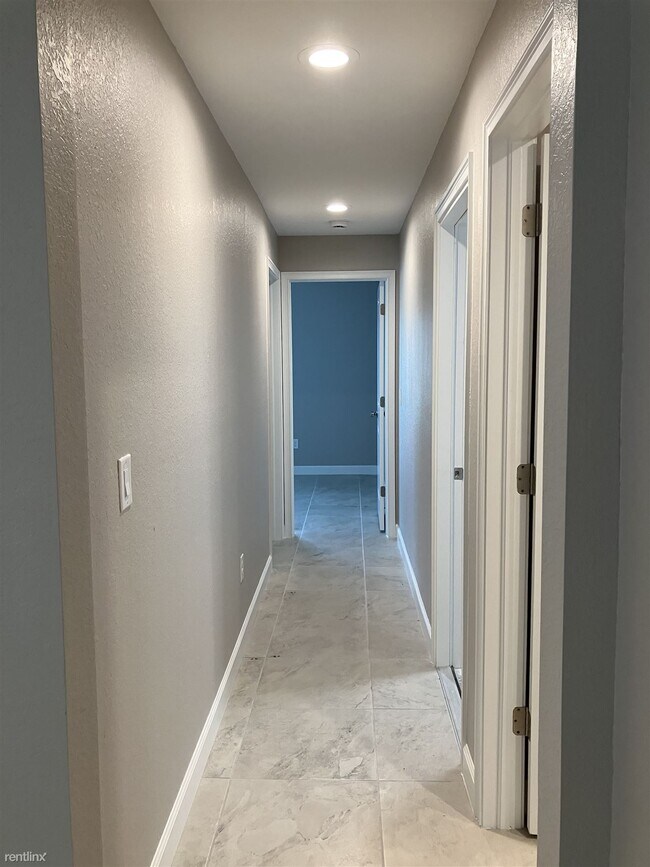 Building Photo - 3 br, 2 bath Duplex - 127 Boundary Bouleva...