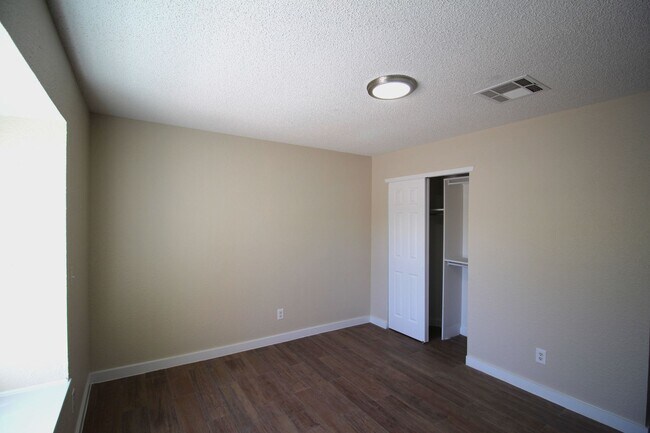 Building Photo - Beautiful Northeast Home -Utilities are a ...