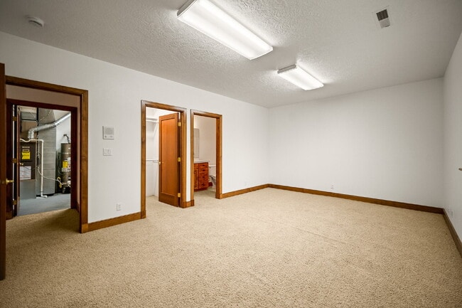 Building Photo - "Spacious 4-Bedroom, 4.5 Bathroom 4792 sq. ft. Retreat with Scenic Views and Cozy Fireplace in St...
