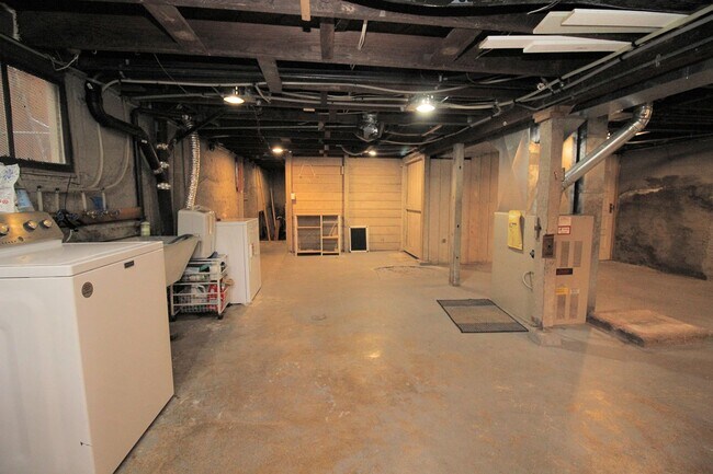 Building Photo - Delightful Remodeled Alberta Arts 3 Bed/2 ...