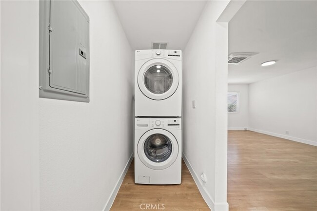 Building Photo - 961 W 21st St
