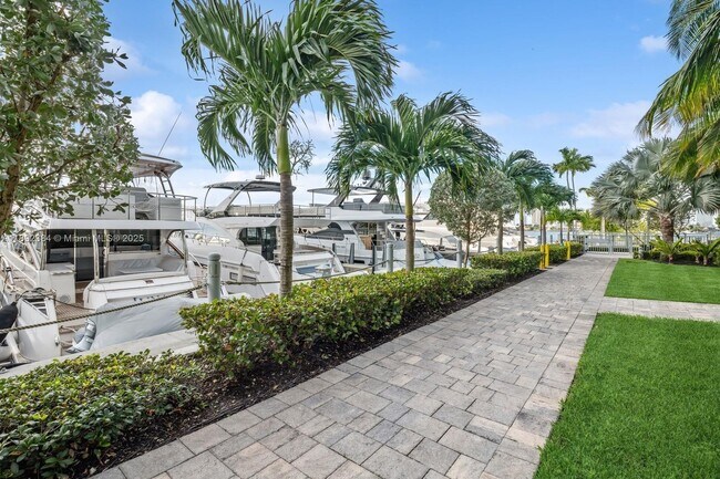 Building Photo - 17111 Biscayne Blvd