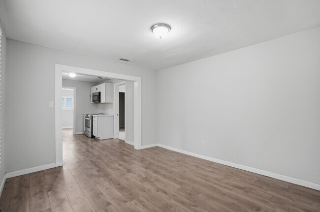 Building Photo - 505 E Heron St