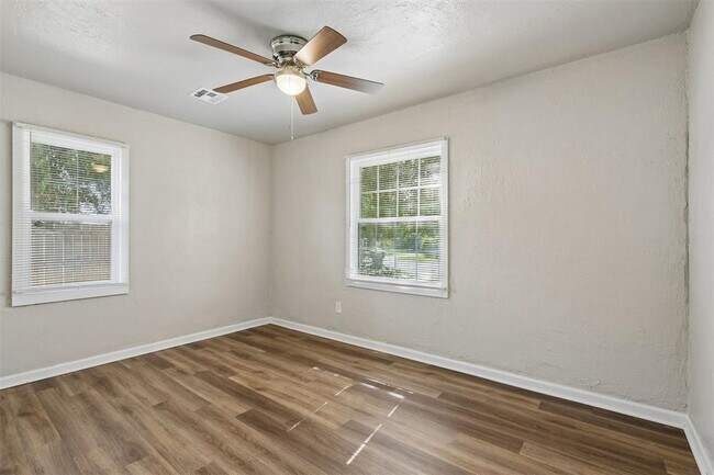 Building Photo - 510 N Marshall Dr