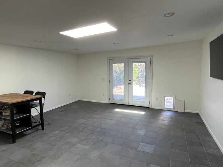 Building Photo - 15228 Valleyheart Dr