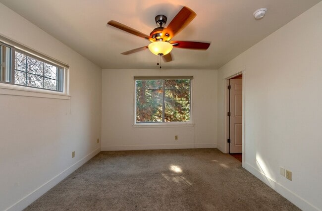 Building Photo - SOUGHT AFTER PENCE PLACE TOWNHOME; DUAL PRIMARY SUITES & SOLAR! MUST SEE!!