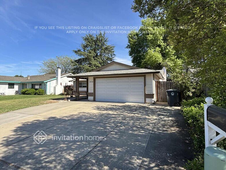 Building Photo - 10720 Paiute Way