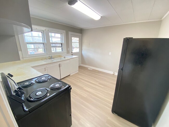 Building Photo - Fully Renovated 2nd/1ba Duplex off Rainbow...