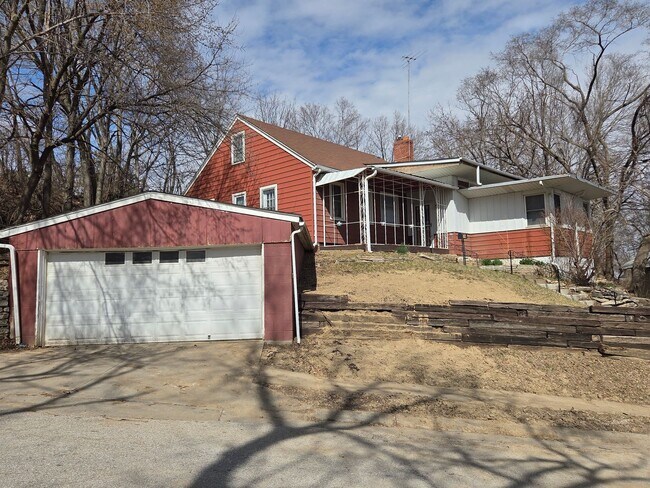 Building Photo - Charming Hilltop Home with Stunning City Views