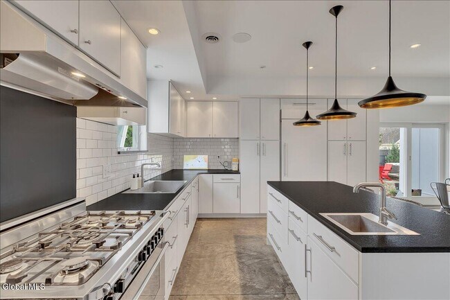 Building Photo - 18 Granite St