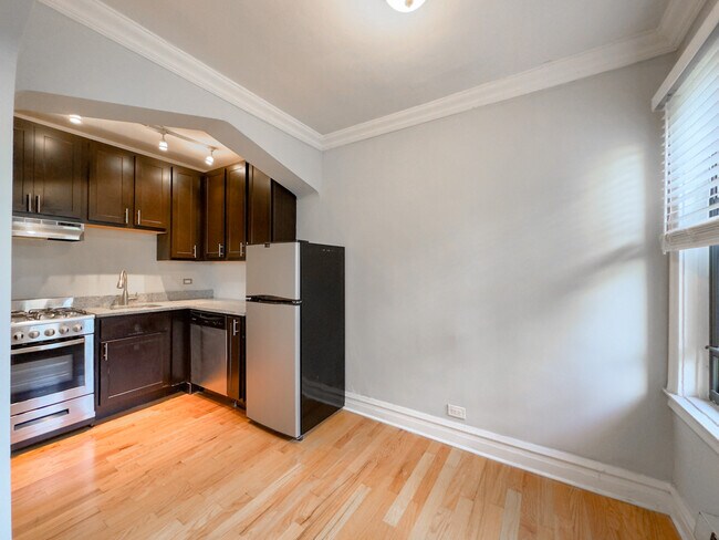 Building Photo - 4742 N Hermitage Ave