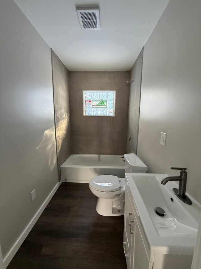 Building Photo - 336 Smith St