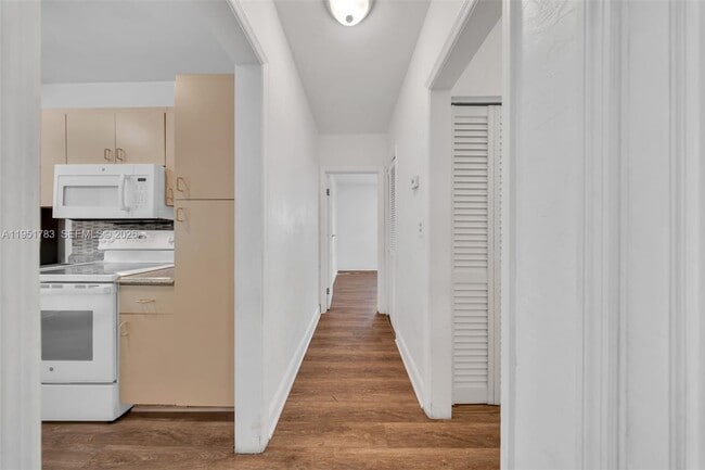 Building Photo - 1624 NE 175th St