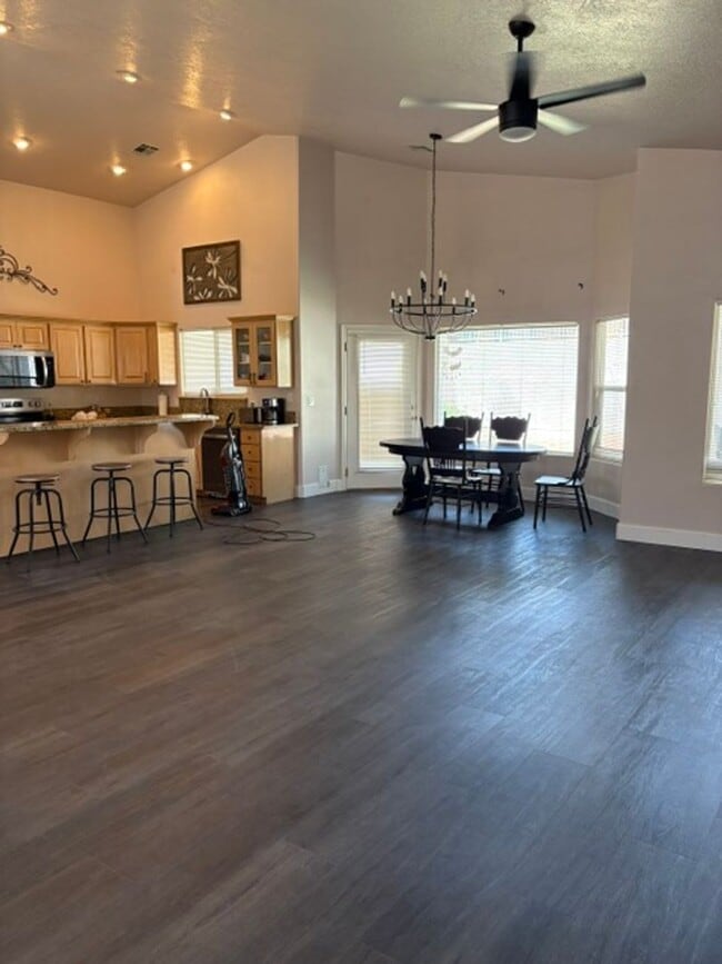 Building Photo - Furnished Home in Sante Fe Vistas- Short T...