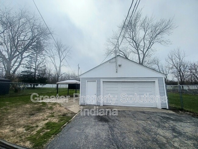 Building Photo - 311 Maple St