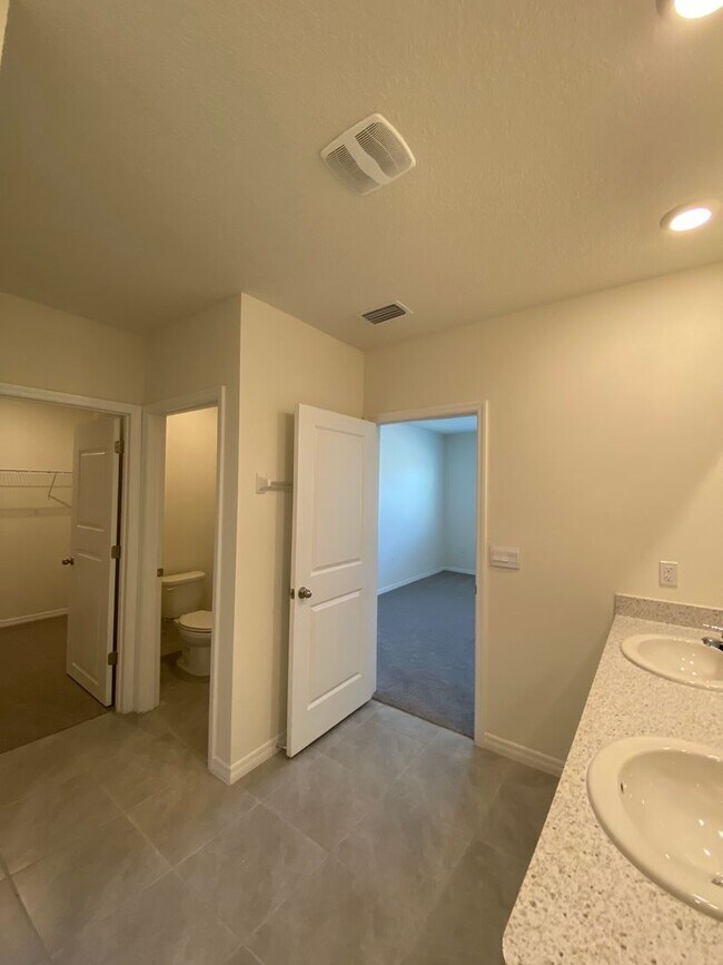 Building Photo - Lake Diamond-North - 4/2/2 *Available Now*...