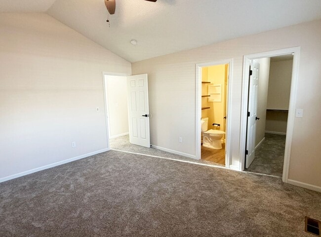 Building Photo - Exceptional 3-bedroom, 2.5-bathroom end unit townhouse located in Arvada