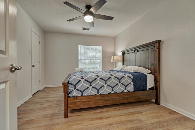 Building Photo - 10 E Sterling Pond Cir