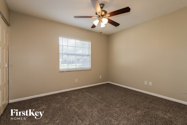 Building Photo - 1120 Brandon Lakes Ave