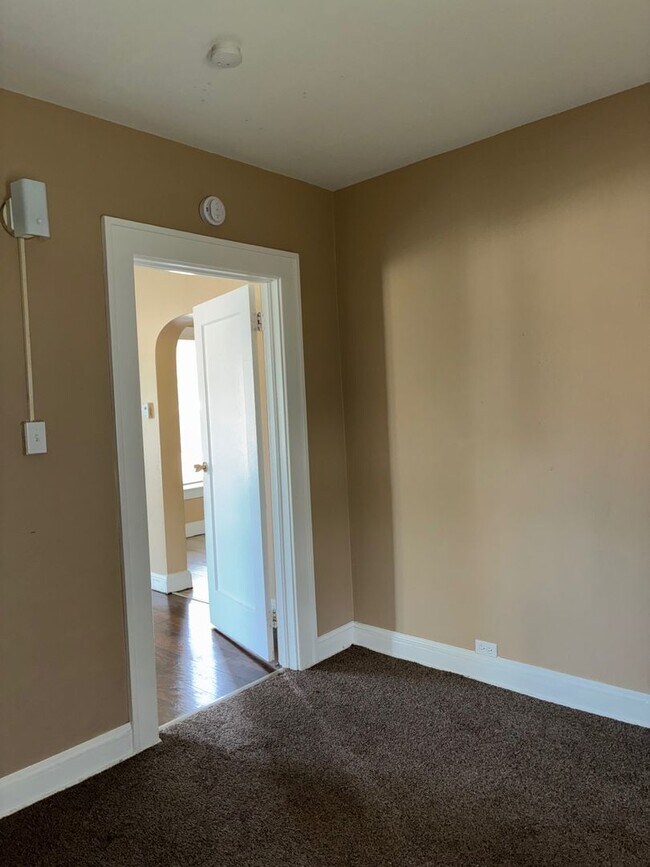 Building Photo - Charming 3-Bedroom Property in Prime Location