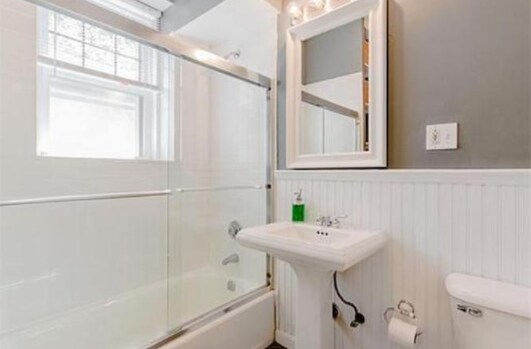 Building Photo - 62 Empire St