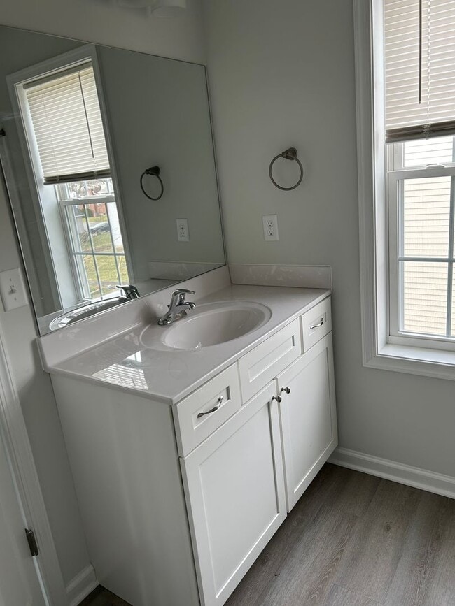 Building Photo - Like new 3 bedroom 2.5 bath townhouse