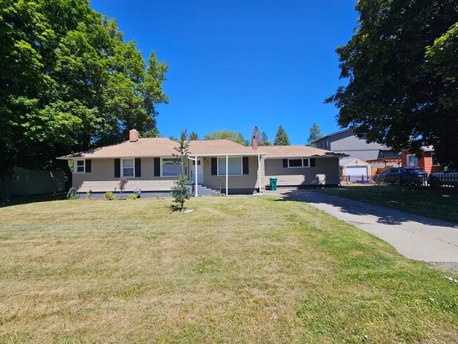 Beautiful Home by the River - 8927 E Bridgeport Ave Millwood WA 99212 ...