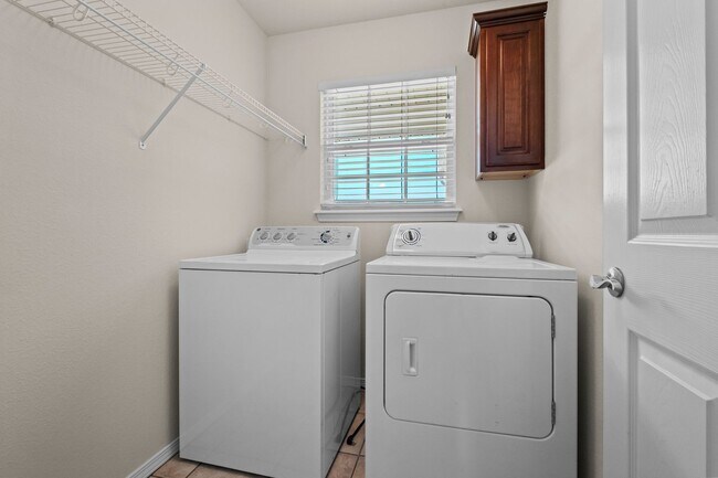 Building Photo - 3 Bed, 2 Bath Home Near Osage Park & Walma...