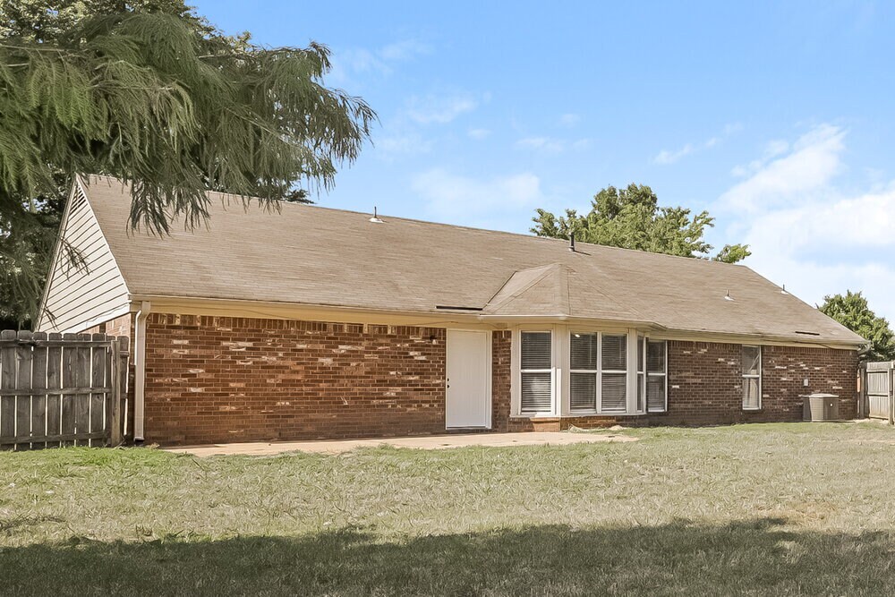 Building Photo - 7832 Sarah Ann Dr S