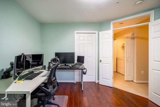 Building Photo - 702 Norfolk Ln