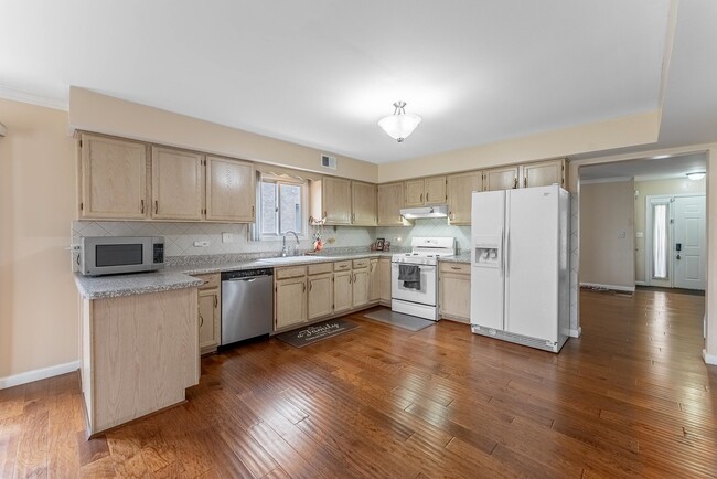Building Photo - 305 Creekside Dr