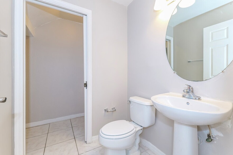 Building Photo - 4124 Pine Hollow Cir