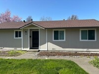 Building Photo - Clean 2 bedroom 1 bath